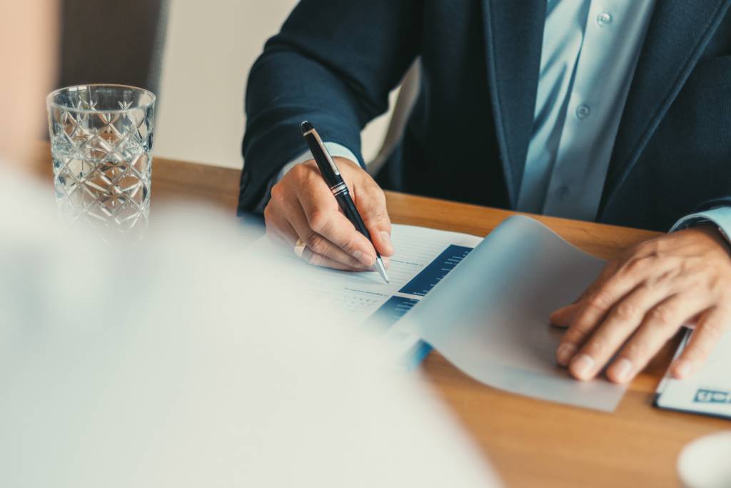 Immobilienmakler Tobias Jeß bei der Vertragsabwicklung