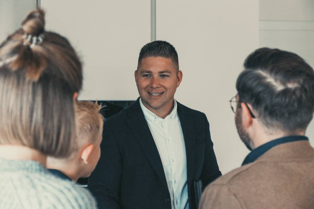 Immobilienmakler Tobias Jeß in Beratung