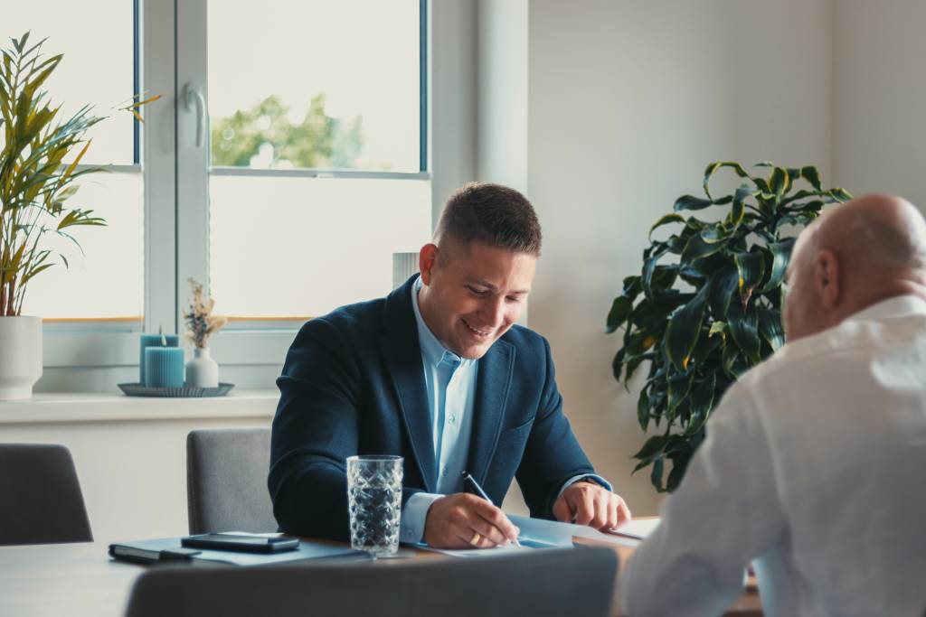 Immobilienmakler Tobias Jeß bei Vertragsabwicklung