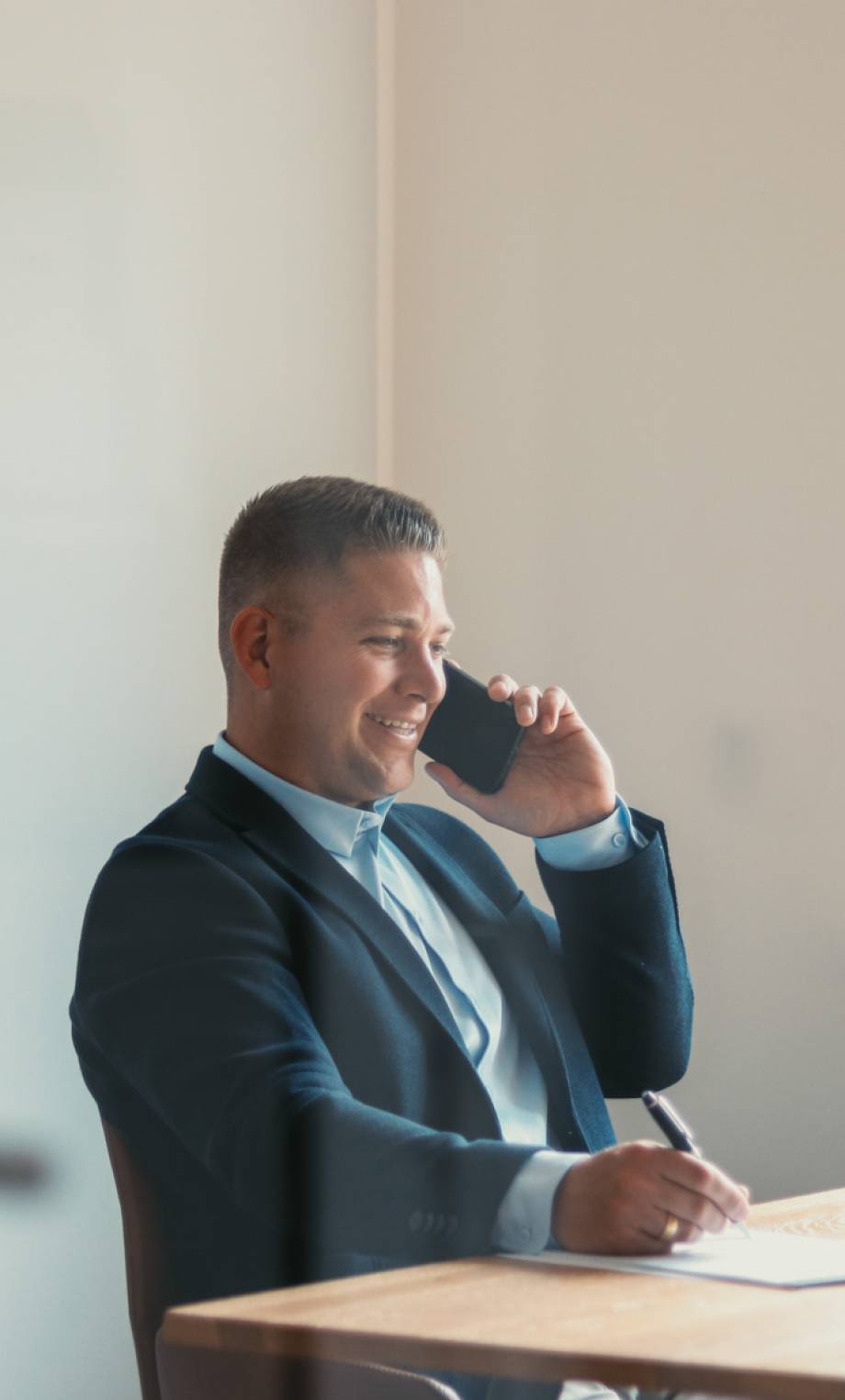 Immobilienmakler Tobias Jeß beim Telefonieren