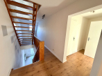OG Flur - Endreihenhaus mit Oberteichblick – 42 m² Terrasse und Stellplatz in zentraler Lage