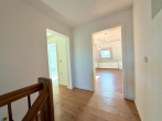 OG Flur - Endreihenhaus mit Oberteichblick – 42 m² Terrasse und Stellplatz in zentraler Lage