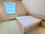 OG Schlafzimmer 1 - Gepflegte Doppelhaushälfte mit blühenden Garten und zwei Garagen