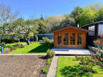 Außenansicht Gartenhaus 1 - Gepflegte Doppelhaushälfte mit blühenden Garten und zwei Garagen