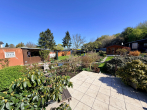 Außenansicht Terrasse - Gepflegte Doppelhaushälfte mit blühenden Garten und zwei Garagen