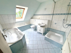 OG Badezimmer - Gepflegte Doppelhaushälfte auf Eigenland in Sackgassenlage – Bj. 2003, Garten & Nutzfläche