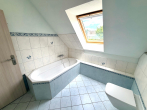 OG Badezimmer - Gepflegte Doppelhaushälfte auf Eigenland in Sackgassenlage – Bj. 2003, Garten & Nutzfläche
