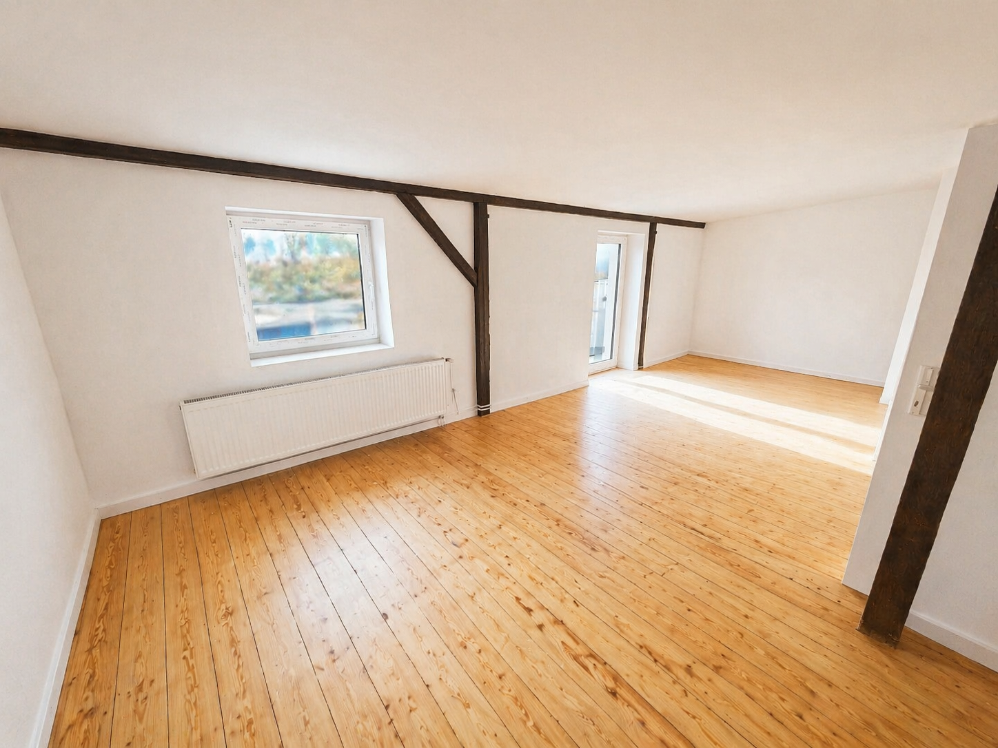 Kernsanierte 2-Zi.-DG-Wohnung mit Balkon