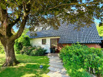 Hausansicht Straße - Einfamilienhaus auf Eigenland in Moisling/Niendorf mit Wintergarten, Doppelgarage und großem Garten