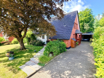 Hausansicht Straße - Einfamilienhaus auf Eigenland in Moisling/Niendorf mit Wintergarten, Doppelgarage und großem Garten