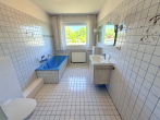 OG Badezimmer - Naturnaher Lage von St. Jürgen: Gepflegtes Reihenmittelhaus mit Garage & zwei Räumen als Nutzfläche