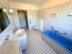OG Badezimmer - Naturnaher Lage von St. Jürgen: Gepflegtes Reihenmittelhaus mit Garage & zwei Räumen als Nutzfläche