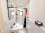 1. OG Badezimmer - Gepflegtes Altbau-Mehrfamilienhaus mit 4 WE, WEG-geteilt, 4/4 Whg. vermietet