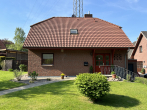 Außenansicht - Auffahrt - Einfamilienhaus mit schönem Garten