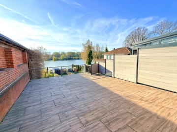 Endreihenhaus mit Oberteichblick – 42 m² Terrasse und Stellplatz in zentraler Lage, 23923 Schönberg, Reihenendhaus