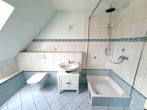 OG Badezimmer - Gepflegte Doppelhaushälfte auf Eigenland in Sackgassenlage – Bj. 2003, Garten & Nutzfläche