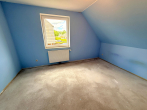 OG Schlafzimmer 2 - Gepflegte Doppelhaushälfte auf Eigenland in Sackgassenlage – Bj. 2003, Garten & Nutzfläche