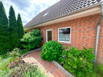Außenansicht Eingang - Gepflegte Doppelhaushälfte auf Eigenland in Sackgassenlage – Bj. 2003, Garten & Nutzfläche