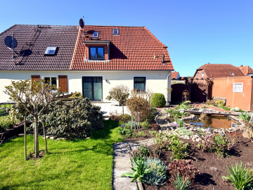 Gepflegte Doppelhaushälfte mit blühenden Garten, 23942 Dassow, Doppelhaushälfte