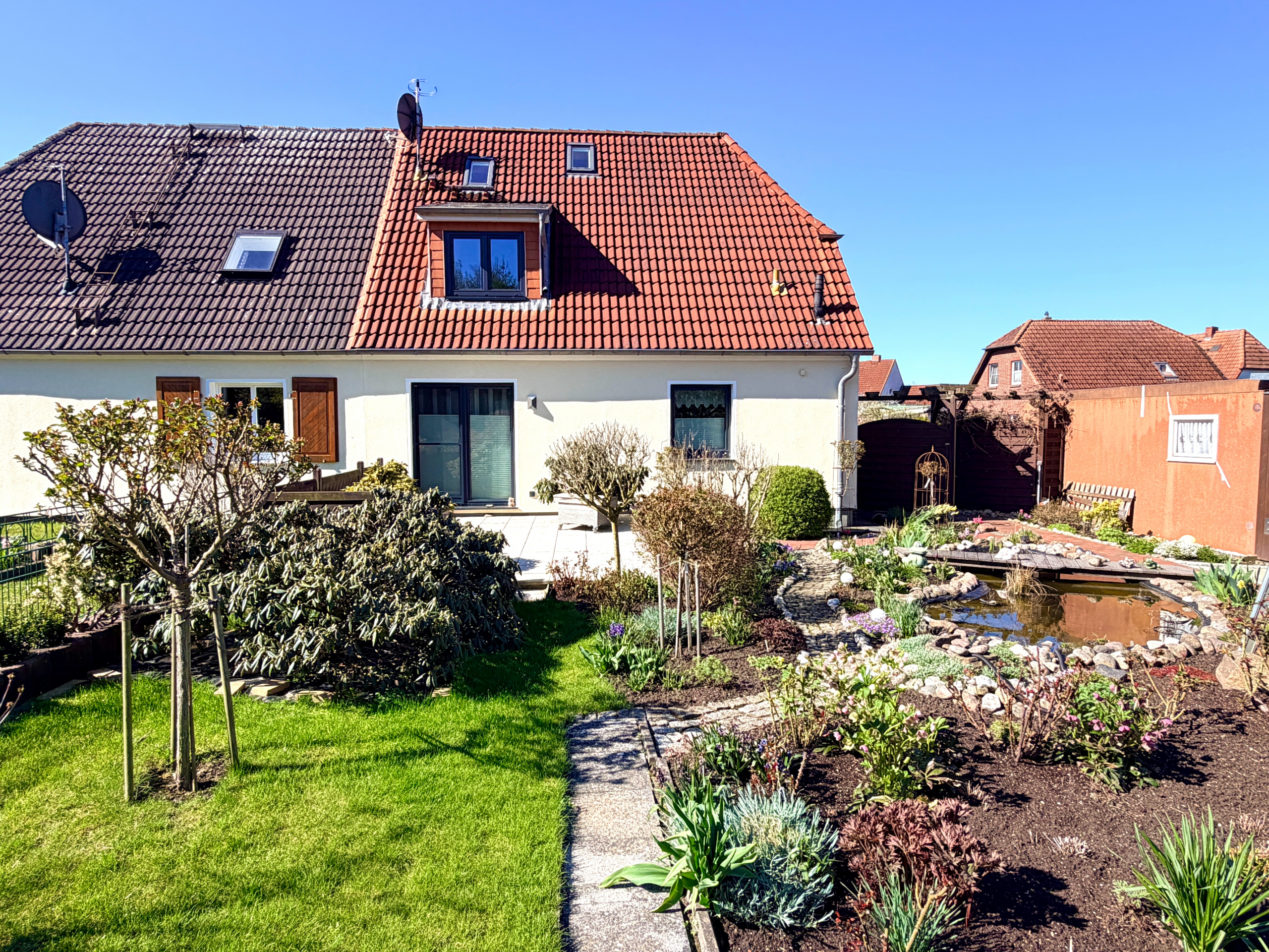 Gepflegte Doppelhaushälfte mit blühenden Garten